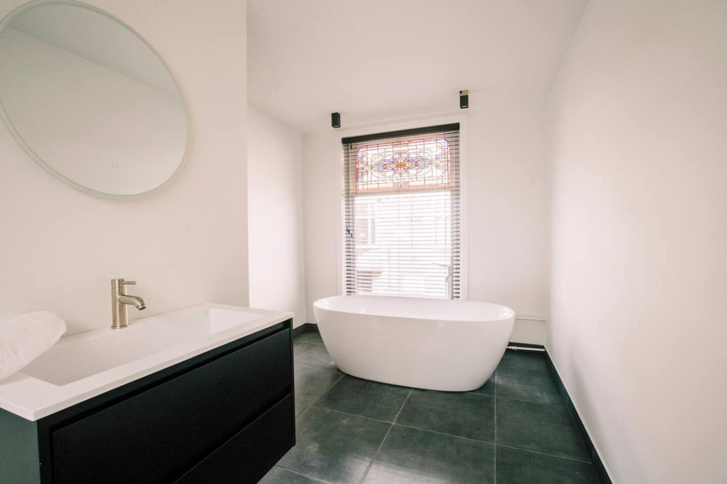 Xxl Loft With Bath Located Stadsvilla Tilburg Eksteriør billede