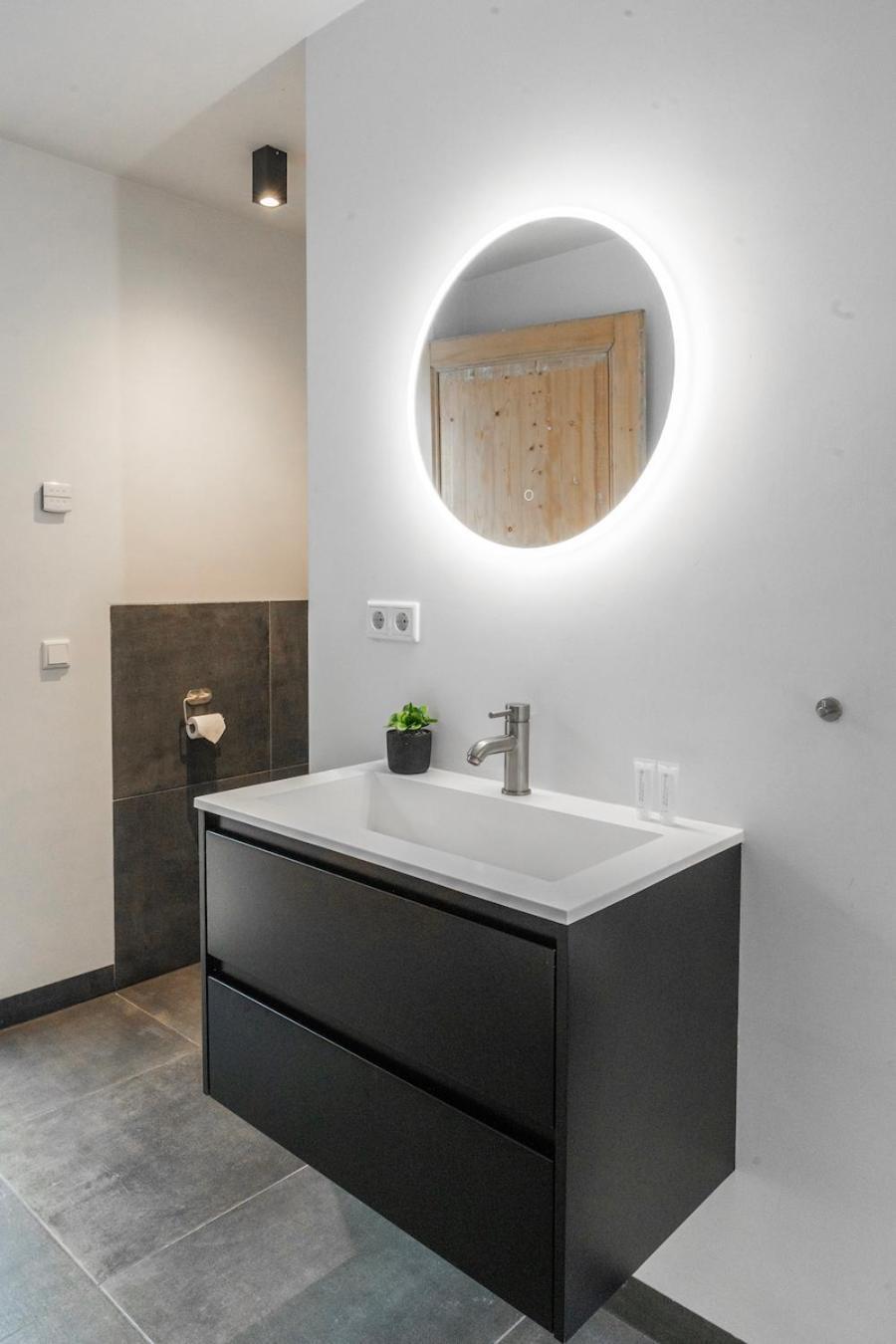 Xxl Loft With Bath Located Stadsvilla Tilburg Eksteriør billede